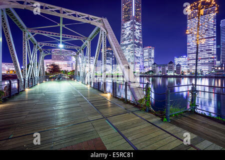 Yokohama, Japan in Minato Mirai Park und Fußgängerbrücke. Stockfoto