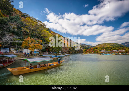 Katsura Fluss in Arashiyama, Kyoto, Japan während der Herbst-Saison. Stockfoto