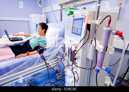 Hämodialyse, Behandlung von Patienten in Hämodialyse, Limoges Krankenhaus, Frankreich. Stockfoto