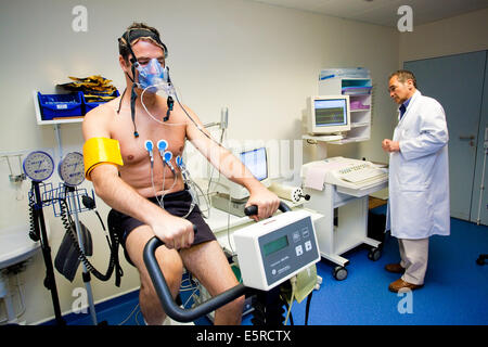 Mann im Herz-Stress-Test und Lungenfunktionstest, Abteilung für Kardiologie, Krankenhaus Pitie Salpetriere, Paris, Frankreich. Stockfoto