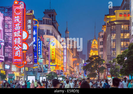 Neon-Schilder an der Nanjing Road in Shanghai beleuchtet. Die Straße ist die Haupteinkaufsstraße der Stadt. Stockfoto