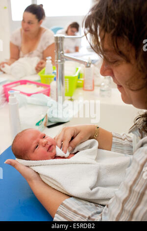 Mutter und neugeborenes Baby, Geburtshilfe und Gynäkologie-Abteilung, Saintonges Krankenhaus, Saintes, Frankreich. Stockfoto