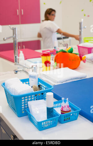 Kindergarten der Geburtshilfe und Gynäkologie-Abteilung, Saintonges Krankenhaus, Saintes, Frankreich. Stockfoto