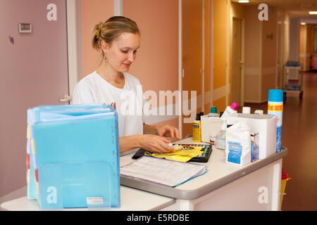 Kinderkrankenschwester der Geburtshilfe und Gynäkologie-Abteilung, Saintonges Krankenhaus, Saintes, Frankreich. Stockfoto