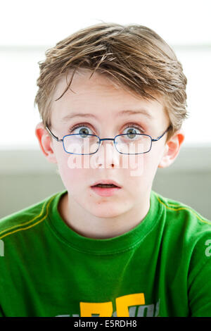 9 Jahre altes Kind mit gebrochenen Brillen. Stockfoto