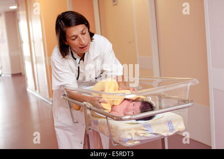 Kinderarzt mit einem Neugeborenen Baby, Abteilung für Geburtshilfe und Gynäkologie, Saintonges Krankenhaus, Saintes, Frankreich. Stockfoto