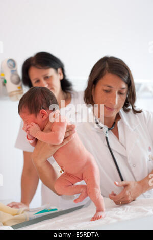 Kinderarzt untersucht ein neugeborenes Baby (stepping oder zu Fuß Reflex), Abteilung für Geburtshilfe und Gynäkologie, Saintonges Krankenhaus, Stockfoto