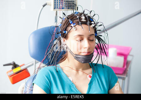 Frau durchläuft ein Elektroenzephalogramm (EEG), Krankenhaus in Limoges, Frankreich. Stockfoto