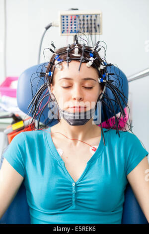 Frau durchläuft ein Elektroenzephalogramm (EEG), Krankenhaus in Limoges, Frankreich. Stockfoto