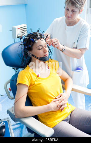 Frau durchläuft ein Elektroenzephalogramm (EEG), Krankenhaus in Limoges, Frankreich. Stockfoto