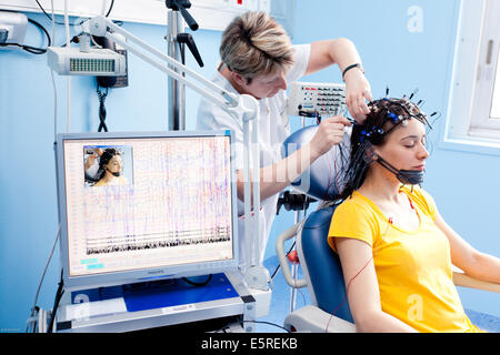 Frau durchläuft ein Elektroenzephalogramm (EEG), Krankenhaus in Limoges, Frankreich. Stockfoto