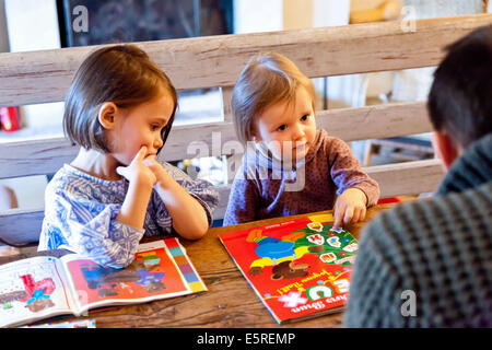 24 Monate und 4 Jahre alten Schwestern. Stockfoto