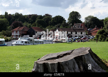 Coltishall, Norfolk, Großbritannien. 4. August 2014. Menschen waren in Kraft heute überall in den Norfolk Broads genießen die Sommersonne. Hier sind auf Urlaub Boote vertäut. Bildnachweis: Paul Lilley/Digitalshot/Alamy Live-Nachrichten Stockfoto