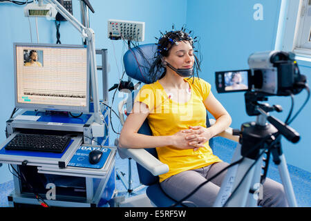 Frau durchläuft ein Elektroenzephalogramm (EEG), Krankenhaus in Limoges, Frankreich. Stockfoto