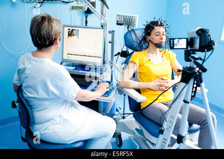 Frau durchläuft ein Elektroenzephalogramm (EEG), Krankenhaus in Limoges, Frankreich. Stockfoto