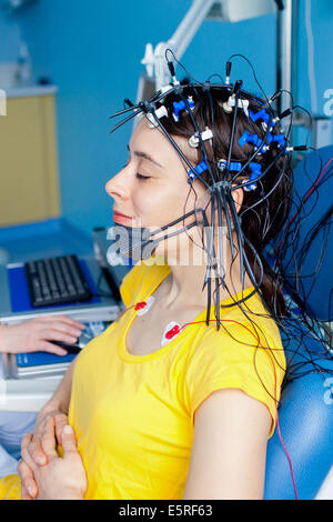 Frau durchläuft ein Elektroenzephalogramm (EEG), Krankenhaus in Limoges, Frankreich. Stockfoto