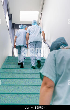 OP-Team den OP-Saal zu verlassen. Stockfoto