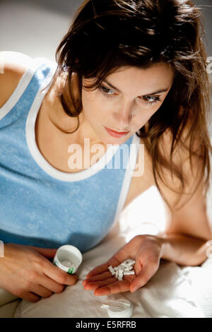 Frau unter Beruhigungsmittel Pillen (anxiolytische). Stockfoto