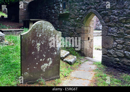 Grabstein und die Devils Tür an der alten St. Marys Kirche Pateley Bridge North Yorkshire in England Stockfoto