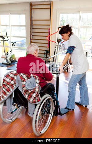 Diabetische Greis, die eine Beinamputation in funktionelle Rehabilitation-Sitzung mit einem Physiotherapeuten unterzogen. Stockfoto