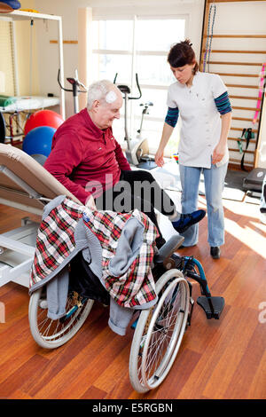 Diabetische Greis, die eine Beinamputation in funktionelle Rehabilitation-Sitzung mit einem Physiotherapeuten unterzogen. Stockfoto