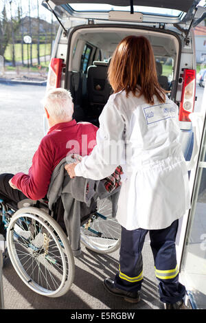 Krankentransport von zu Hause, Büro physikalische Therapie für ein älterer Mann mit Diabetes, der unterzog sich eine Beinamputation. Stockfoto