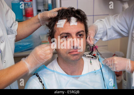 Mann in polysomnographischen Untersuchung, Lariboisiere Krankenhaus, Paris. Stockfoto