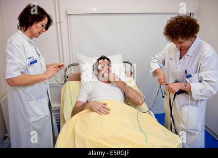 Mann in polysomnographischen Untersuchung, Lariboisiere Krankenhaus, Paris. Stockfoto