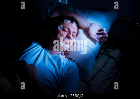 Mann in polysomnographischen Untersuchung, Lariboisiere Krankenhaus, Paris. Stockfoto