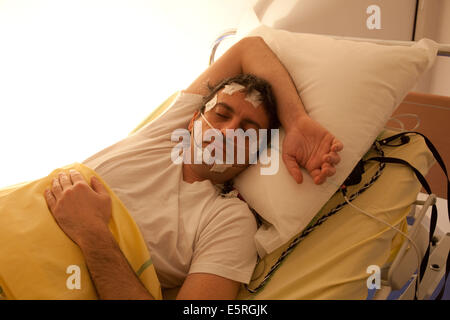 Mann in polysomnographischen Untersuchung, Lariboisiere Krankenhaus, Paris. Stockfoto