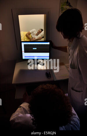 Mann in polysomnographischen Untersuchung, Lariboisiere Krankenhaus, Paris. Stockfoto