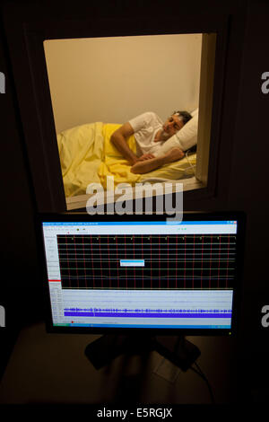 Mann in polysomnographischen Untersuchung, Lariboisiere Krankenhaus, Paris. Stockfoto