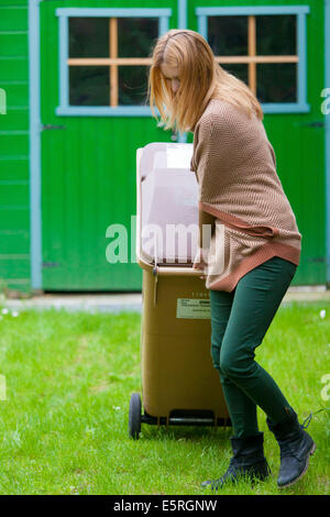 Braun Container für Abfälle, die nicht wiederverwertet werden kann. Stockfoto