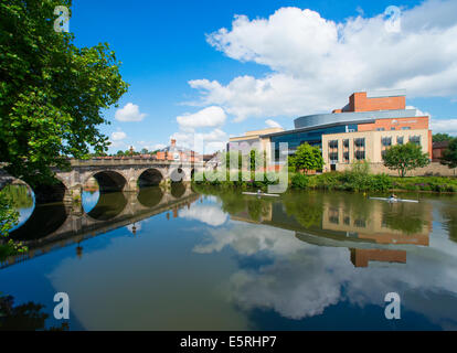 Ruderer auf dem Fluss Severn neben Theatre Severn in Shrewsbury, Shropshire, England Stockfoto