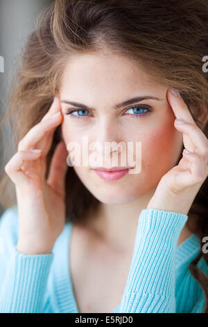 Frau geben sich selbst eine Tempel-Massage für Entspannung. Stockfoto