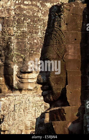 Gesicht-Türme auf der oberen Terrasse des Bayon, eines der wichtigsten Tempel in Angkor in Kambodscha. Stockfoto