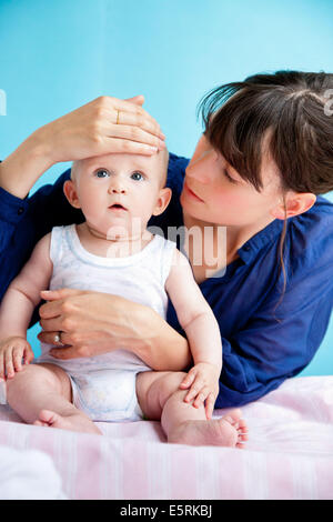 Überprüfen die Temperatur des 5 Monate altes Baby. Stockfoto