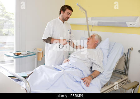 65 Jahre alter Mann im Krankenhaus. Stockfoto