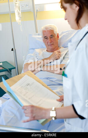 65 Jahre alter Mann im Krankenhaus. Stockfoto