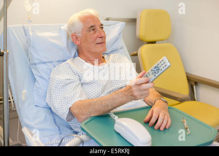 65 Jahre alter Mann im Krankenhaus. Stockfoto