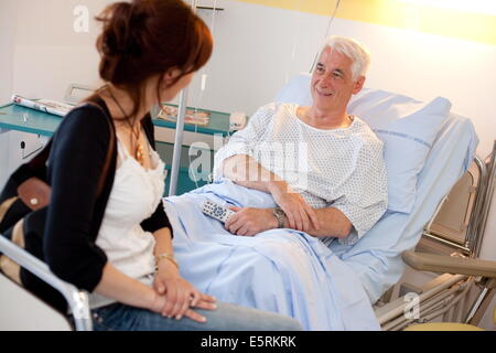 65 Jahre alter Mann im Krankenhaus. Stockfoto