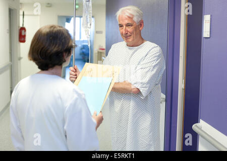 65 Jahre alter Mann im Krankenhaus. Stockfoto