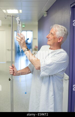 65 Jahre alter Mann im Krankenhaus. Stockfoto