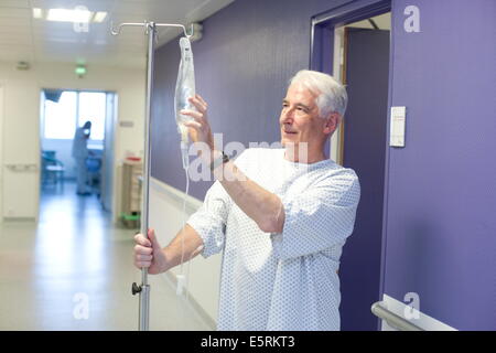 65 Jahre alter Mann im Krankenhaus. Stockfoto