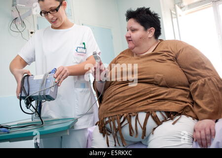 Weibliche Patienten und Krankenschwester, Pulsoxymetrie, Limoges-Krankenhaus bietet seinen übergewichtigen Patienten erfordern Hospitalisierung für fünf Tage für eine Stockfoto