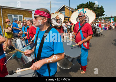 Samba-Band im Karnevalsumzug durch die Innenstadt während Whitstable Oyster Festival Kent England UK Stockfoto