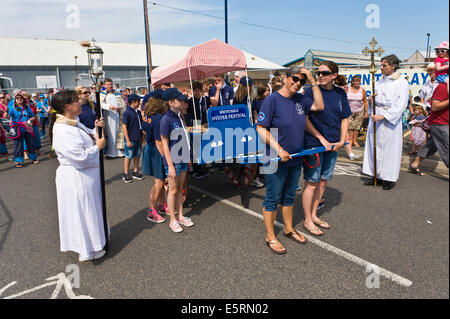 Sea Scouts ziehen symbolischen Wagen voller Auster Sack in Parade am Whitstable Oyster Festival Kent England UK Stockfoto