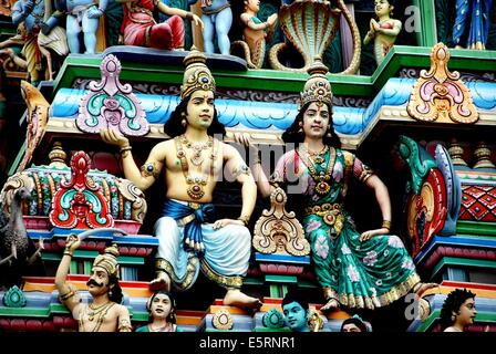 Singapur: Detail geschnitzten Figuren schmücken die Gopuram Sikhara Eingangsturm Tor an der Sri Srinivasa Perumal Hindu-Tempel Stockfoto