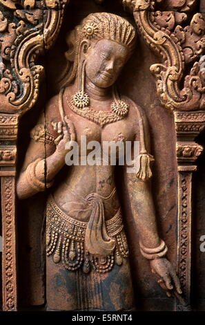 Ein gesagt (weibliche Göttlichkeit) auf der Wand Heiligtum Banteay Srei geschnitzt. Stockfoto