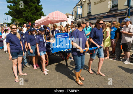 Sea Scouts ziehen symbolischen Wagen voller Auster Sack in Parade am Whitstable Oyster Festival Kent England UK Stockfoto